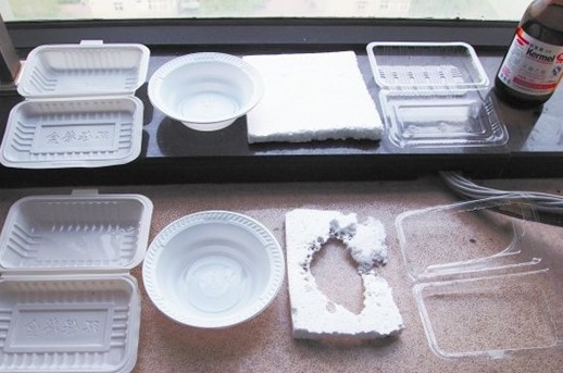 一次性塑料盒遇料酒醋瞬间融化 吃饭等于吃饭盒