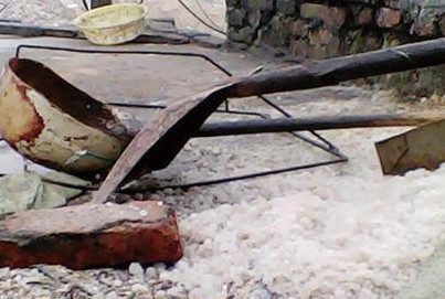 小麦岛黑窝点晒鱼任脚踩 浑水煮腐臭鱼卖给饭馆