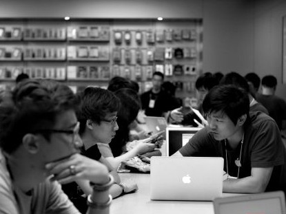 一些顾客在苹果店内咨询维修事宜。