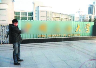 冒牌大学生混进高校专偷笔记本 来回打的