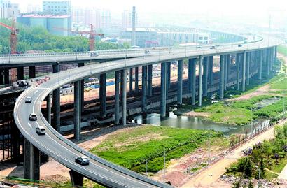 青岛重庆路立交首条匝道通车