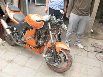 摩托车撞死路人后逃逸 坚称自己撞石头 摩托车撞死路人后逃逸 坚称自己撞石头