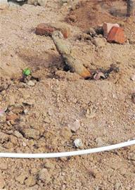 掘地三尺以为挖到古董 露真身原是炮弹 掘地三尺以为挖到古董 露真身原是炮弹