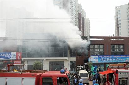 海岸路居民区传来连续爆炸声 火势难控