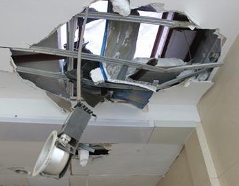 青岛金都花园墙皮脱落 15楼坠落击穿一楼平台