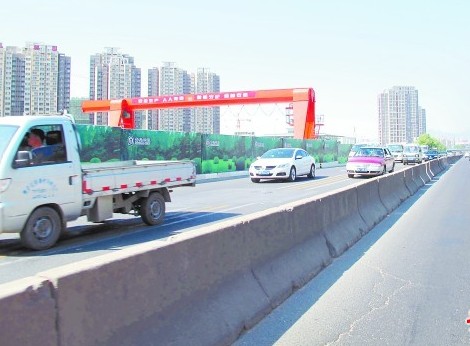 黑龙江路中间混凝土制的隔离墩在夜间难以看清。