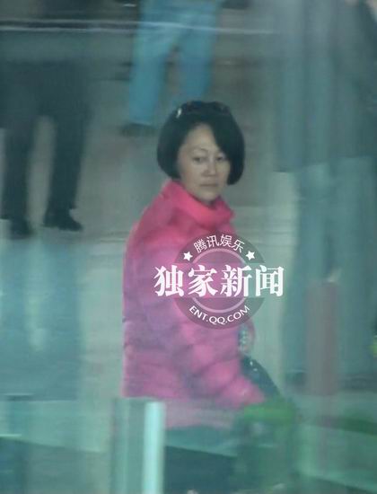 王姬穿亮色时尚棉袄现身