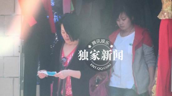 王姬穿亮色时尚棉袄现身