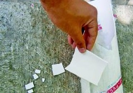 李先生两下就将排水管掰成碎片