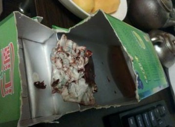 微博图片及微博截图，图中异物即为报道中提及的胶状异物