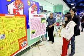 陈大爷在商场门口介绍所买奶粉有虫的事情