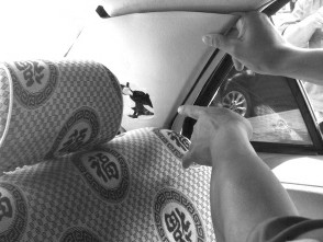 车被炸了一个洞