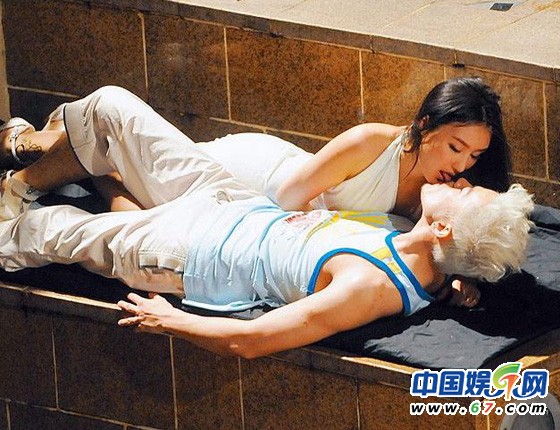 刘羽琦与沈振轩打野战 真空走光《夜蒲2》变三级片