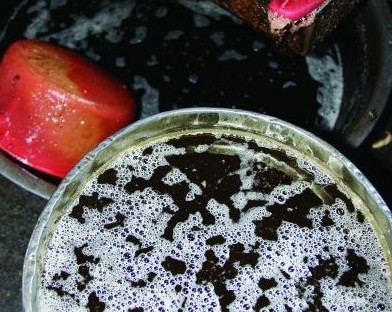 工业用猪油疑似流向餐桌 制作现场肮脏不堪