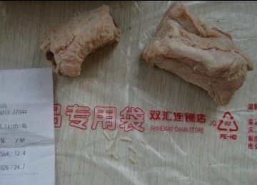 双汇肋排被曝烫出蛆虫 店员称有人专好这口