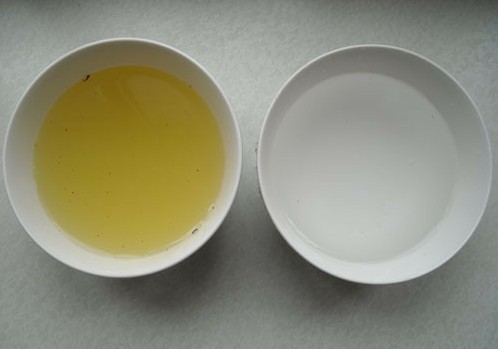 图为清洗过圣女果的碱水变成了鹅黄色