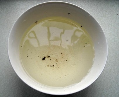 图为清水清洗圣女果后变成了淡黄色