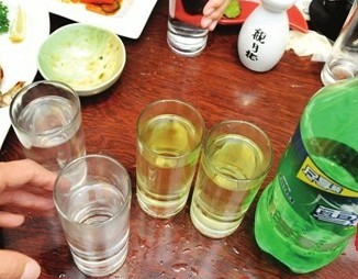 这瓶雪碧倒出来的液体是黄色的