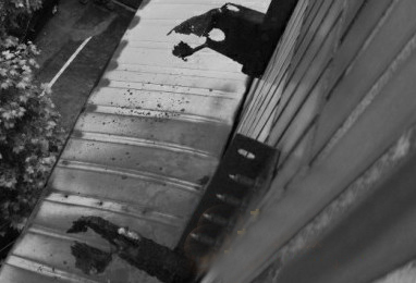 支架锈蚀致空调外机摔坏