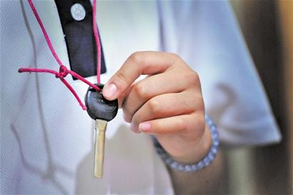 青岛11岁女孩夜市摆摊挣学费