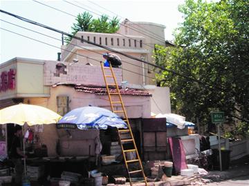 大巴硬闯信号山撞断电线 拽下砖头砸中孕妇