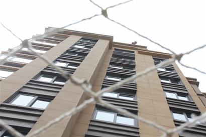 男子为讨两万元工资他骑坐9楼楼顶