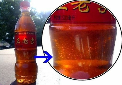 瓶装王老吉惊现絮状腐败物