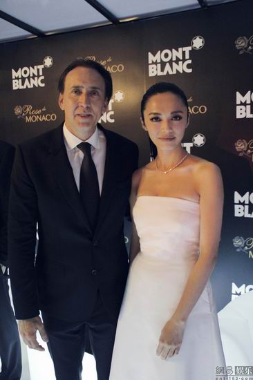 姚晨低胸长裙与尼古拉斯凯奇合影