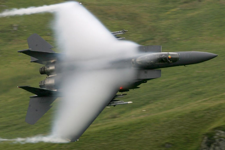 战机形成音爆云壮美瞬间