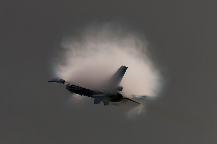 战机形成音爆云壮美瞬间