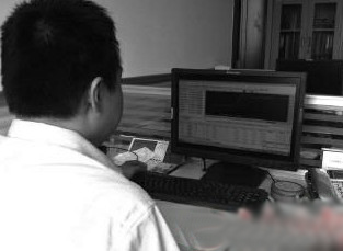 民警正在查看证据,录像是受害人录制的交易过程。