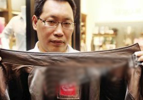 李先生展示他才买4个月的皮衣
