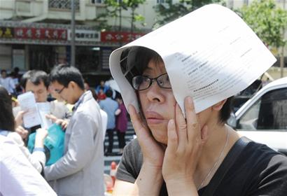 高考场外父母的脸