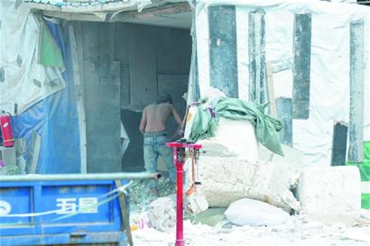 塑料厂藏身居民院 长年散臭气冒浓烟