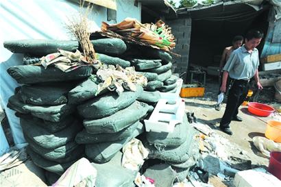 塑料厂藏身居民院 长年散臭气冒浓烟