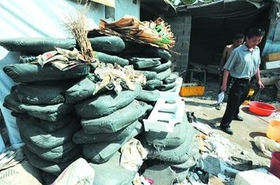 塑料厂藏身居民院 长年散臭气冒浓烟