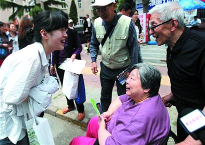 青岛现史上最强白发送考团 轮椅姥姥陪考 青岛现史上最强白发送考团 轮椅姥姥陪考