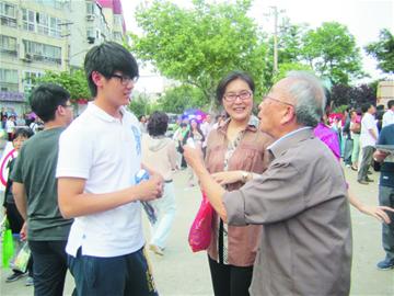 青岛现史上最强白发送考团 轮椅姥姥陪考 青岛现史上最强白发送考团 轮椅姥姥陪考