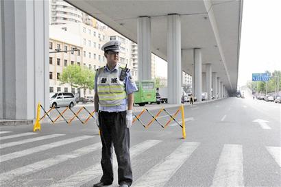 青岛高考英语考场外静悄悄