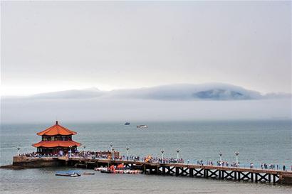 滚滚白雾海上来