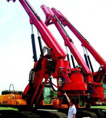 章丘6S店内正在销售的旋挖钻机。