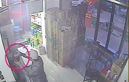 两男子凌晨洗劫便利店 两包纸巾偷5斤海参