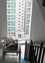 老工人大拇指广场17层坠亡 死因蹊跷成谜