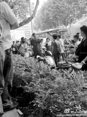 大图：当事老外（圈中男子）与女孩还在僵持中 