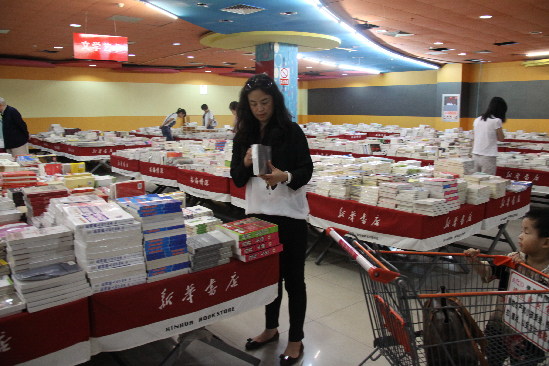  新华书店在佳世客二楼开辟了800平米图书特价卖场 