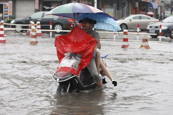 杭州暴雨 市民上街捕鱼