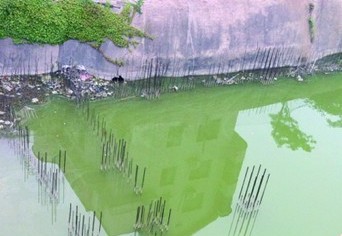 芝泉路烂尾楼地基变陷阱