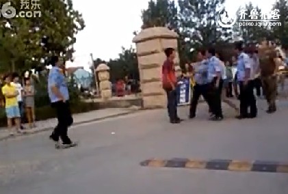 网曝青岛农大保安围殴小情侣 棍棒相加女子苦求 网曝青岛农大保安围殴小情侣 棍棒相加女子苦求