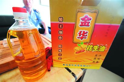 青岛金华花生油惊现头发丝 青岛金华花生油惊现头发丝
