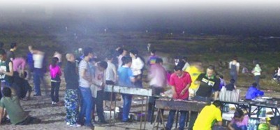 百人沙滩开烧烤Party 烤6大袋肉串浓烟呛跑人